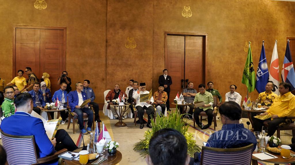 Pimpinan partai politik parlemen berkumpul dalam Silaturahmi Politik Awal Tahun di Hotel Dharmawangsa, Jakarta Selatan, Minggu (8/1/2023). Delapan partai politik parlemen menyatakan penolakan wacana penerapan sistem proporsional tertutup dalam pelaksanaan Pemilu 2024. 