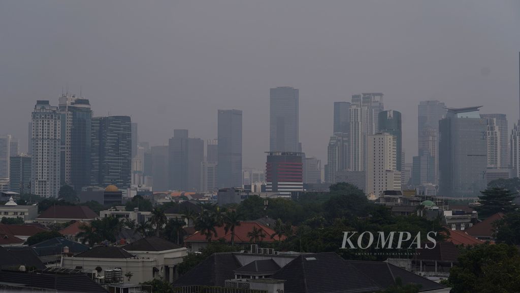 Polusi udara menyelimuti gedung bertingkat di Jakarta, Senin (5/6/2023). 