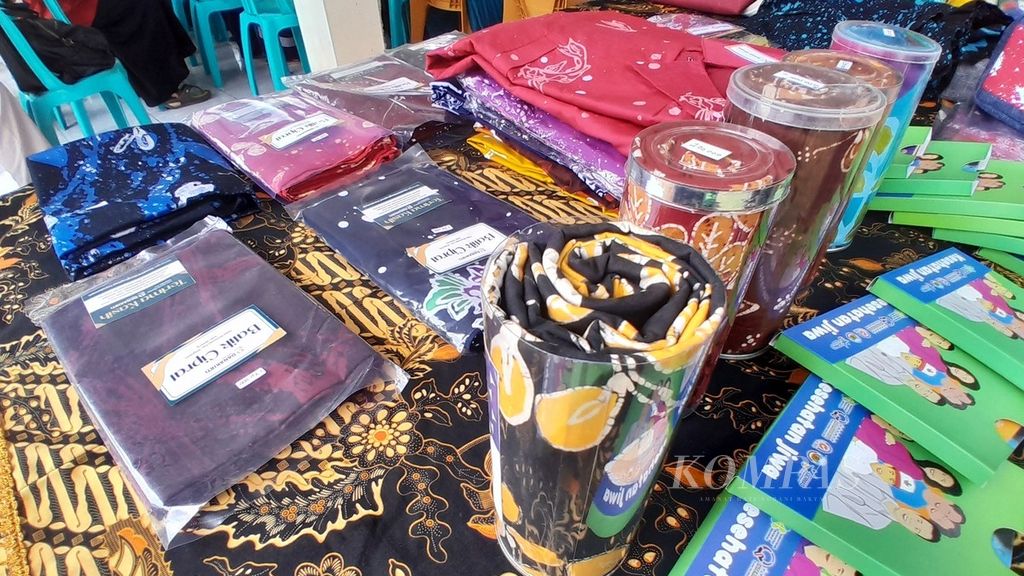 Batik cloth produced by survivors with mental health disorders and the community at the Jiwa-Gerakan Peduli Jiwa Sehat (Gardu Sawah) Posyandu, in Blandit Barat Hamlet, Wonorejo Village, Singosari District, Malang Regency, East Java, on Tuesday (23/4/2024).
