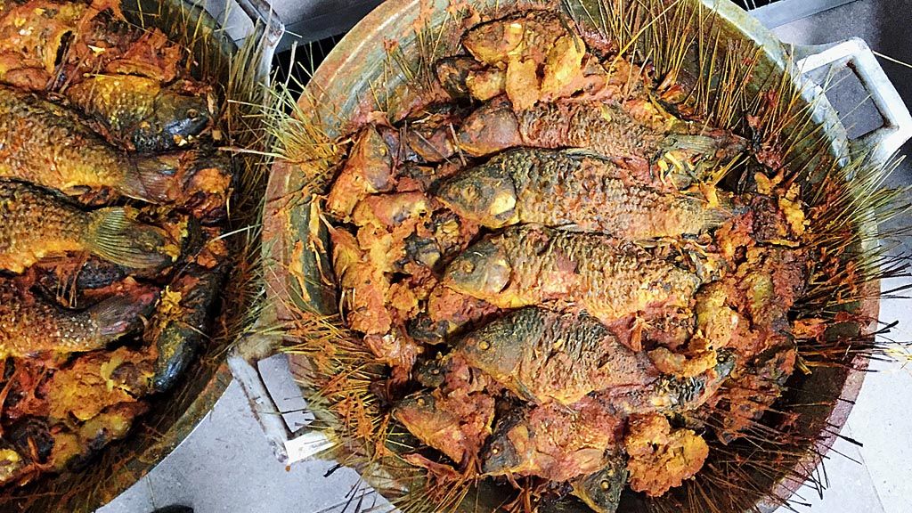 Proses masak ikan mas arsik di Lapo Marpadotbe, Rawamangun, Jakarta Timur, Jumat (7/4).