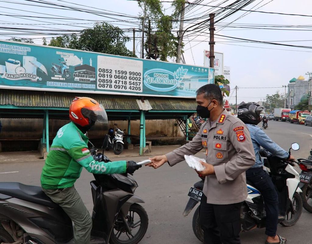 Polisi lalu lintas mengadakan kegiatan Operasi Patuh Maung di Banten, Rabu (22/6/2022). Operasi Patuh Maung 2022 dilaksanakan pada 13-26 Juni secara serentak di seluruh wilayah Indonesia untuk meningkatkan keselamatan berlalu lintas.