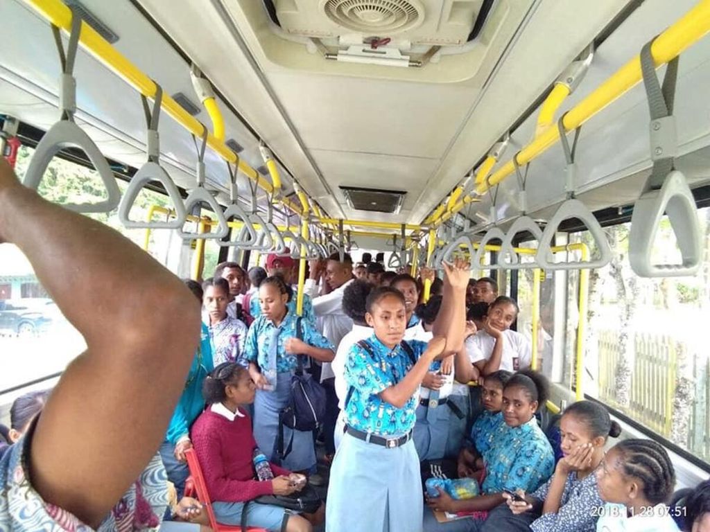 Ilustrasi. Siswa di Sarmi, Papua, menggunakan bus Damri untuk ke sekolah. Sejak akhir pekan November 2018, dua bus Damri dioperasikan di Sarmi untuk siswa dan warga umum.