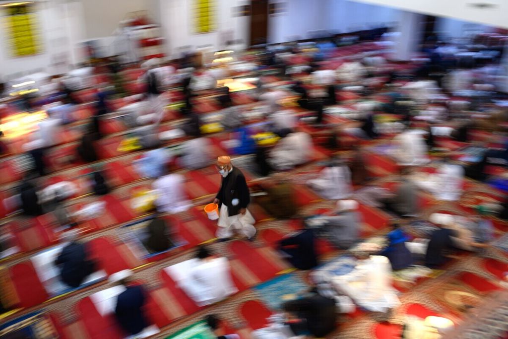 Kotak sumbangan diedarkan kepada jemaah yang mengikuti shalat Idul Fitri di Masjid Bradford, Inggris, Kamis (13/5/2021) waktu setempat.