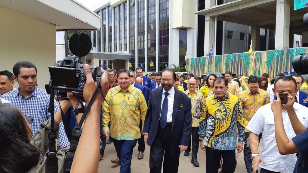 Ketua Umum Partai Golkar Airlangga Hartarto bertemu Ketua Umum Partai Nasdem di kompleks Kantor DPP Partai Golkar, Senin (9/3/2020), di Jakarta. Salah satu topik utama yang dibicarakan jajaran pengurus kedua partai tersebut adalah tentang Rancangan Undang-Undang Omnibus Law.