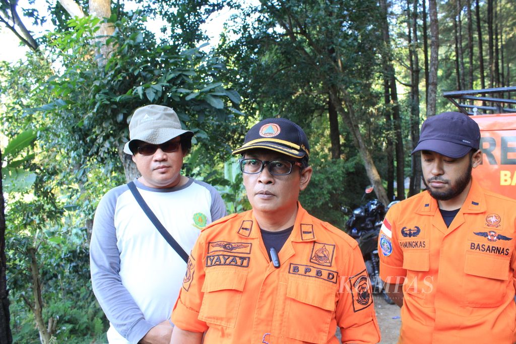 Sejumlah petugas Badan Penanggulangan Bencana Daerah Kabupaten Kuningan,Pos SAR Cirebon, dan Balai Taman Nasional Gunung Ciremai berkoordinasi untuk mencari seorang pendaki yang hilang di Gunung Ciremai, Kuningan, Jawa Barat, Senin (7/8/2023). 