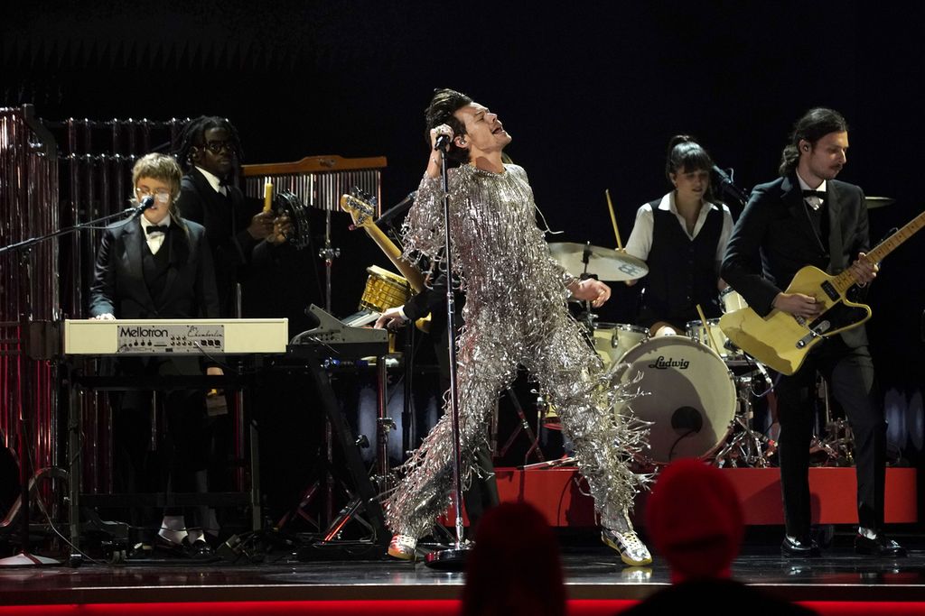 Harry Styles saat membawakan lagu "As It Was" saat penyelenggaraan ke-65 Grammy Awards, Minggu (5/2/2023), di Los Angeles. 