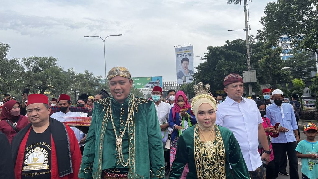 Pelaksana Tugas Wali Kota Bekasi Tri Adhianto beserta istri, Wiwiek Hargono, di barisan paling depan saat pawai dari Kantor Wali Kota Bekasi, Kota Bekasi, Jawa Barat, Minggu (4/12/2022).