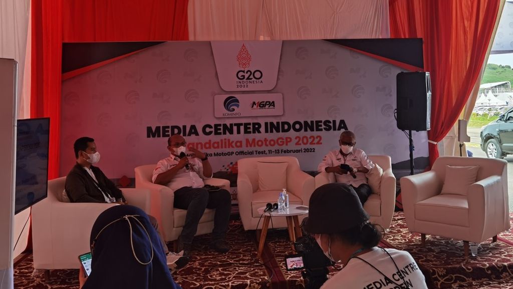 Direktur Utama Mandalika Grand Prix Association Priandhi Satria  (paling kanan) dan Direktur Operasi dan Inovasi PT Pengembangan Pariwisata Indonesia (ITDC) Arie Prasetyo (kedua dari kiri) dalam konferensi pers di Sirkuit Mandalika, Minggu (13/2/2022).