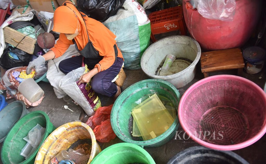 Pekerja memilah sampah plastik di Bank Sampah Induk Surabaya, Kota Surabaya, Jawa Timur, Senin (30/5/2022).