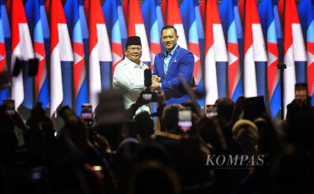 Bakal calon presiden Koalisi Indonesia Maju, Prabowo Subianto (kiri), berpegangan tangan dengan Ketua Umum Partai Demokrat Agus Harimurti Yudhoyono saat Deklarasi Dukungan kepada Prabowo Subianto oleh Partai Demokrat pada Rapat Pimpinan Nasional Partai Demokrat di Jakarta Convention Center, Jakarta, Kamis (21/9/2023). 