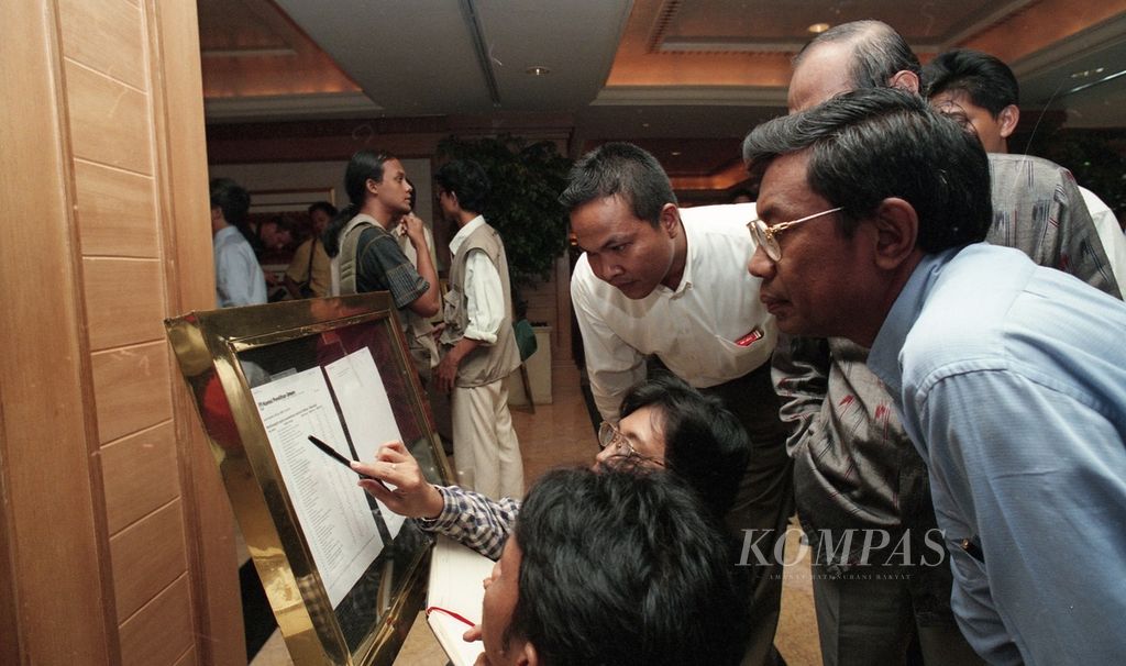 Proses penghitungan suara pemilu di Joint Operations and Media Centre (JOMC), Hotel Aryaduta, Jakarta Pusat, Selasa (8/6/1999). 