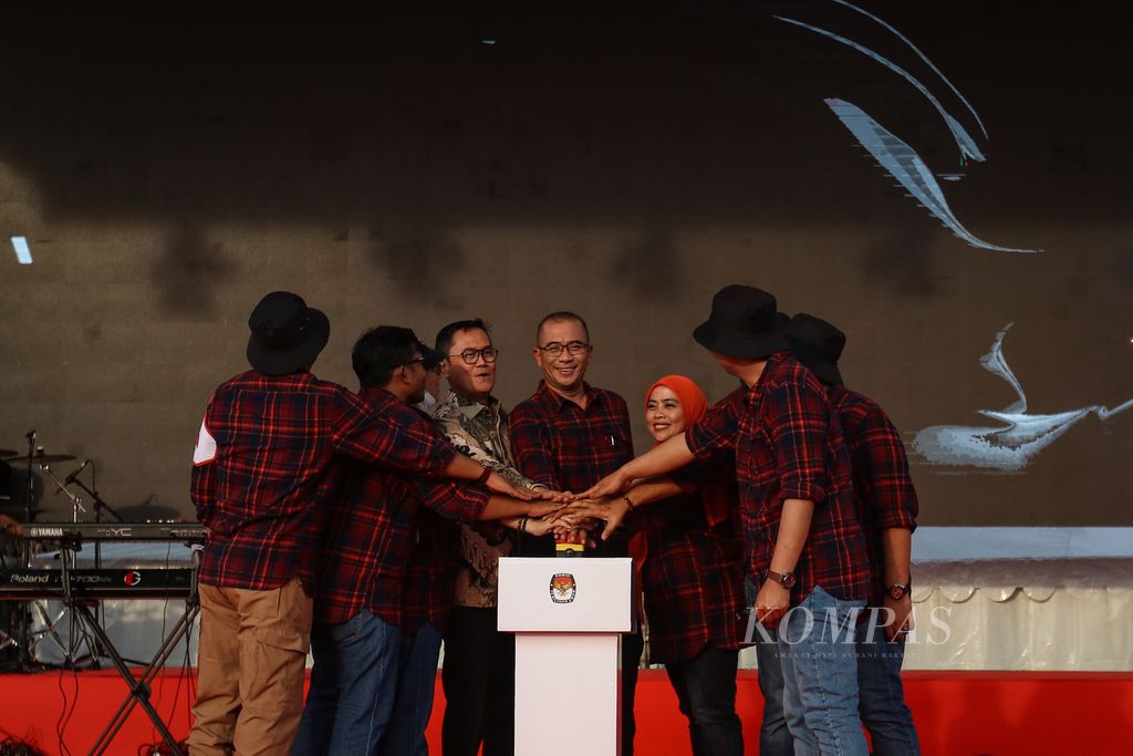 Ketua KPU RI Hasyim Asy’ari (tengah) bersama jajaran anggota KPU RI meresmikan maskot dan <i>jingle </i>Pemilu 2024 di Beach City Entertainment Center, Ancol, Jakarta Utara, Jumat (2/12/2022). 