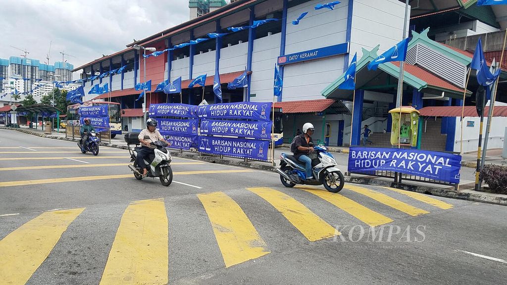 Poster dan bendera koalisi partai politik peserta pemilu Malaysia terpasang di pinggiran Kuala Lumpur, Rabu (25/4/2018). Negeri jiran itu menyelenggarakan pemilu pada 9 Mei 2018. 