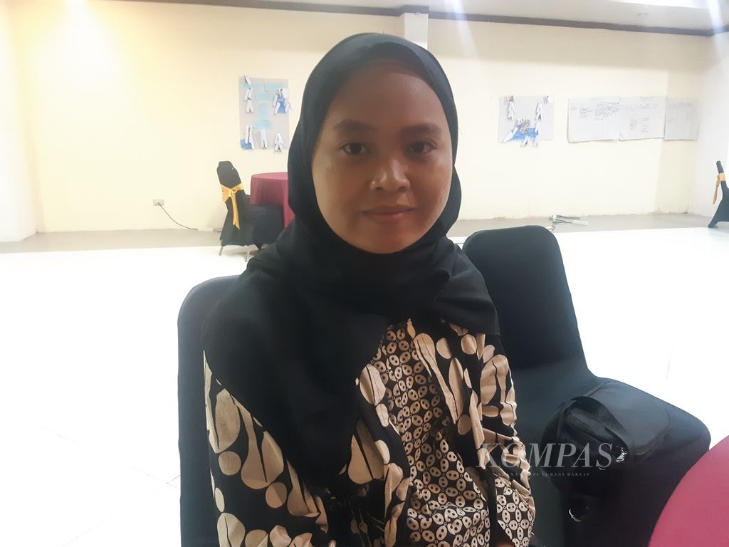 Ulya, perempuan penyandang disabilitas, saat diwawancarai Jumat (11/3/2022), di Cirebon.