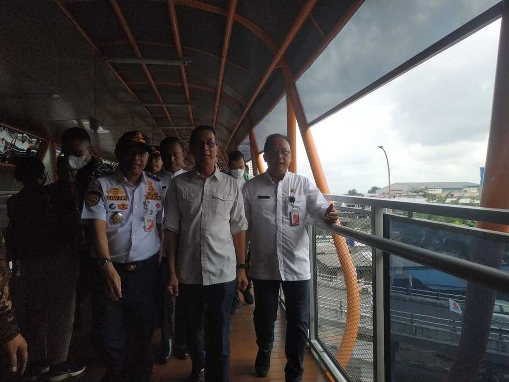 Penjabat Gubernur DKI Jakarta Heru Budi Hartono saat meresmikan Skywalk Kebayoran Lama, Jakarta Selatan, Jumat (27/1/2023).