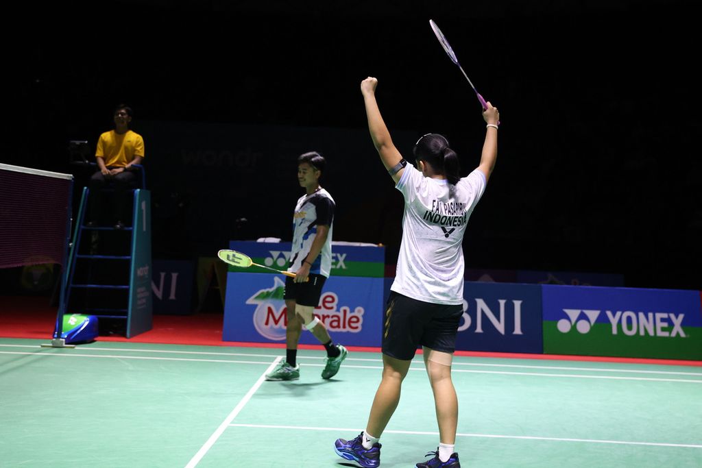 Ganda campuran Jafar Hidayatullah/Felisha Alberta Nathaniel Pasaribu merayakan kemenangan atas Adnan Maulana/Indah Cahya Sari Jamil pada final Indonesia International Challenge di GOR Remaja, Pekanbaru, Riau, Minggu (25/8/2024). Jafar/Felisha menang dengan skor 21-18, 21-10.