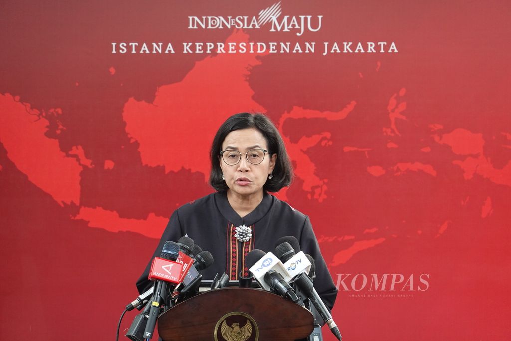 Menteri Keuangan Sri Mulyani Indrawati memberikan keterangan pers di Kompleks Istana Kepresidenan, Jakarta, Jumat (5/4/2024).