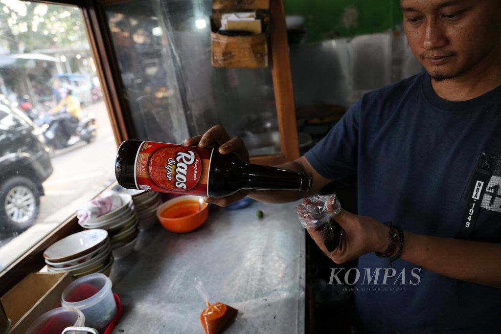 Kecap Raos digunakan di rumah makan batagor Isan di Bandung, Jawa Barat, Rabu (14/6/2023). 