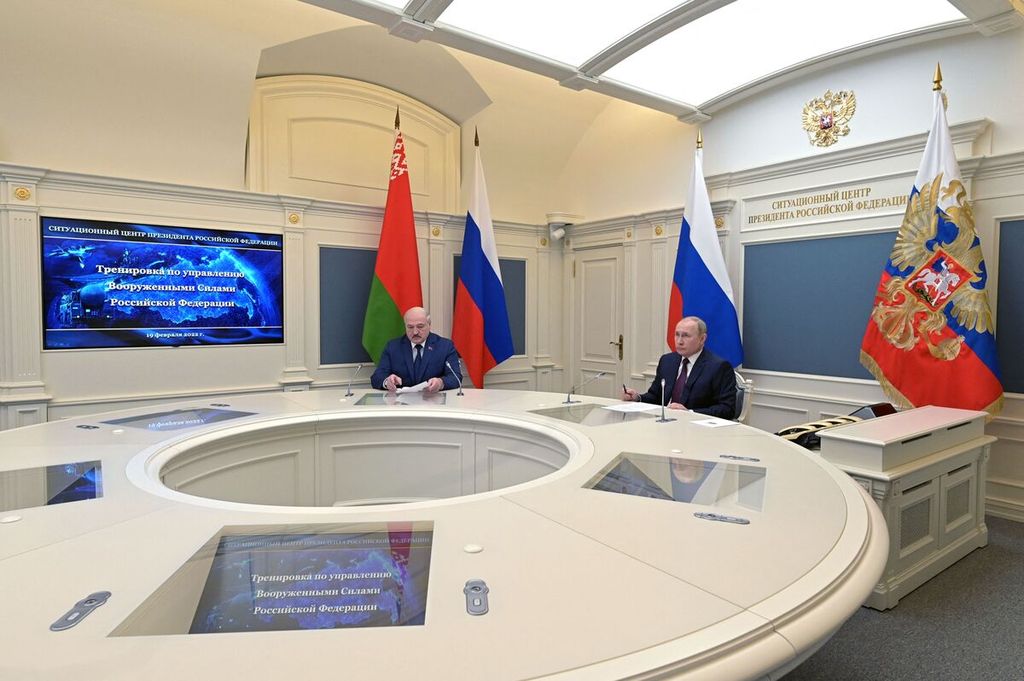  Presiden Rusia Vladimir Putin (kanan) dan Presiden Belarus Alexander Lukashenko memantau peluncuran rudal-rudal balistik dalam latihan militer Rusia di ruang kendali Kementerian Pertahanan Rusia di Moskwa, Rusia, Sabtu (19/2/2022). 