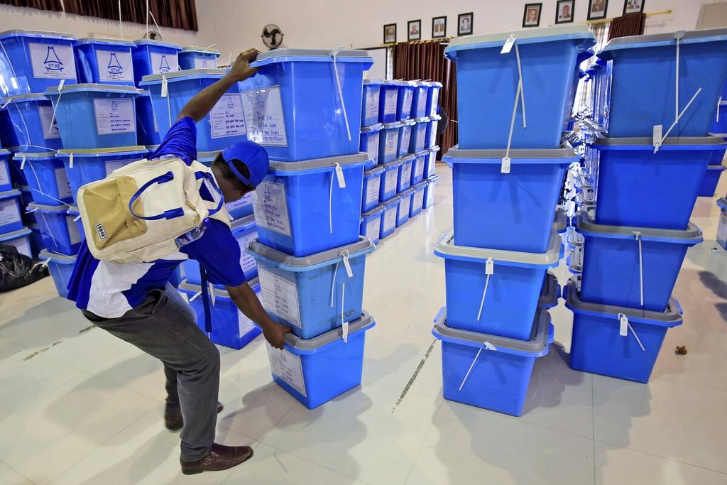 Petugas pemilu memilah kotak suara untuk dibagikan ke sejumlah tempat pemungutan suara (TPS) di sekitar ibu kota Dili menjelang pemilihan presiden Timor Leste di Dili, Timor Leste (18/3/2022). 