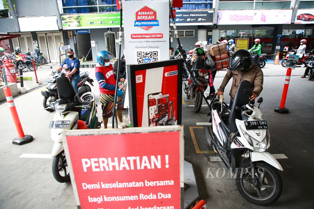 Pengemudi sepeda motor mengisi bahan bakar minyak (BBM) subsidi pertalite di SPBU 31.129.02 di kawasan Kuningan, Jakarta, Jumat (1/4/2022). PT Pertamina (Persero) menjamin harga BBM subsidi pertalite yang dikonsumsi oleh sebagian besar masyarakat Indonesia sebesar 83 persen tidak mengalami kenaikan harga atau stabil di harga Rp 7.650 per liter. Kenaikan harga BBM nonsubsidi jenis pertamax dikhawatirkan akan berdampak pada kenaikan konsumsi BBM subsidi pertalite.