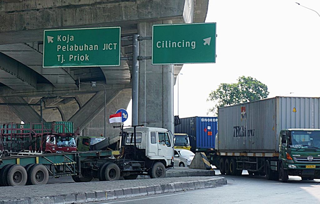 Kondisi di Jalan Cilincing Raya yang selalu padat dengan kendaraan berat, seperti truk-truk kontainer, Selasa (8/8). Selain tidak memiliki trotoar di kanan kirinya, jalan ini juga  dalam kondisi rusak, seperti retak-retak pada aspal. Kondisi tersebut, ditambah kurangnya kewaspadaan pengendara kendaraan bermotor, menjadi pemicu seringnya terjadi kecelakaan lalu lintas di ruas jalan di wilayah Jakarta Utara itu. 