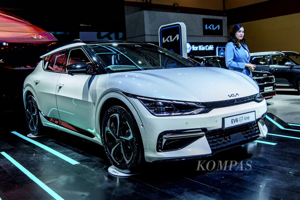 Mobil Kia EV6 GT-line dalam pameran kendara Gaikindo Jakarta Auto Week di JCC Senayan, Jumat (10/03/2023).