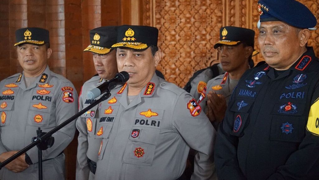 Dokumentasi Humas Polda Bali menampilkan Wakil Kepala Polri Komjen Gatot Eddy Pramono (tengah) ketika memberikan keterangan perihal latihan operasi pengamanan KTT G20, yang bersandikan Operasi Puri Agung 2022, pada Kamis (3/11/2022).