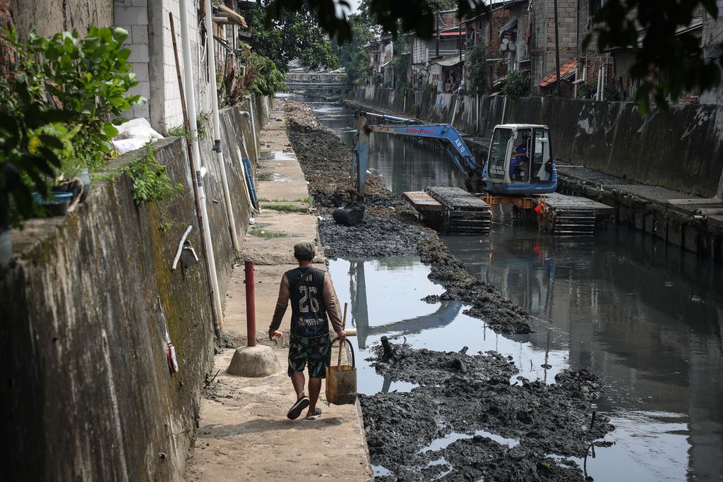 Pengerukan sedimentasi lumpur di Kali Utan Kayu, Kemayoran, Jakarta Pusat, Rabu (10/5/2023). Upaya ini bagian dari program mengatasi banjir Jakarta. Banjir di Ibu Kota bagian dari bencana hidrometeorologi yang diyakini makin dipacu karena perilaku buruk manusia sehingga daya dukung lingkungan memburuk. 