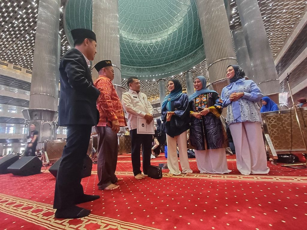 Para pembicara mengobrol seusai diskusi bertajuk “Bincang Ramadhan: Ramadhan Bersih, Bersihkan Hati, Bersihkan Lingkungan” yang diselenggarakan Unilever Indonesia dan pengelola Masjid Istiqlal di Masjid Istiqlal Jakarta, Rabu (20/3/2024).