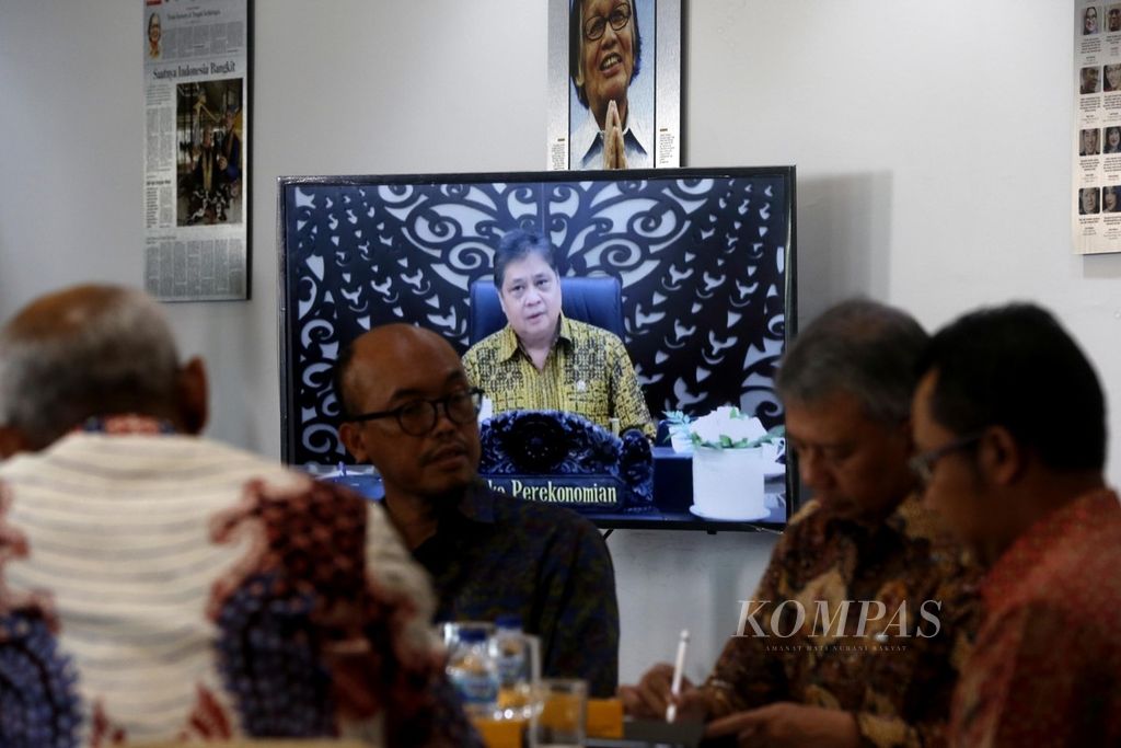 Coordinating Minister for the Economy Airlangga Hartarto was the keynote speaker online in a discussion held by Kompas Daily at the Kompas Tower, Jakarta, Tuesday (24/1/2023) with the theme of the Discussion themed Against the Global Crisis with Energy Security.