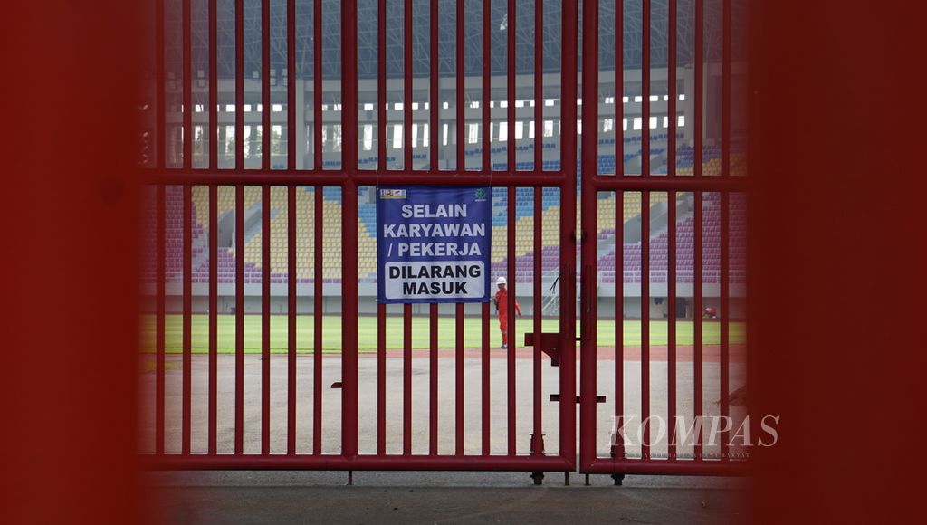 Suasana yang tercipta dalam proses renovasi fisik di Kawasan Stadion Manahan, Kota Surakarta, Jawa Tengah, Kamis (30/3/2023). Pemugaran stadion terus berlanjut meskipun pergelaran Piala Dunia U-20 di Indonesia dibatalkan.