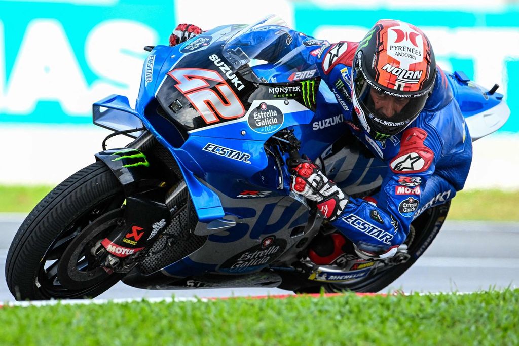 Pebalap Suzuki Ecstar, Alex Rins, memacu sepada motornya melewati tikungan Sirkuit Internasional Sepang pada sesi latihan bebas MotoGP seri Malaysia, Jumat (21/10/2022).