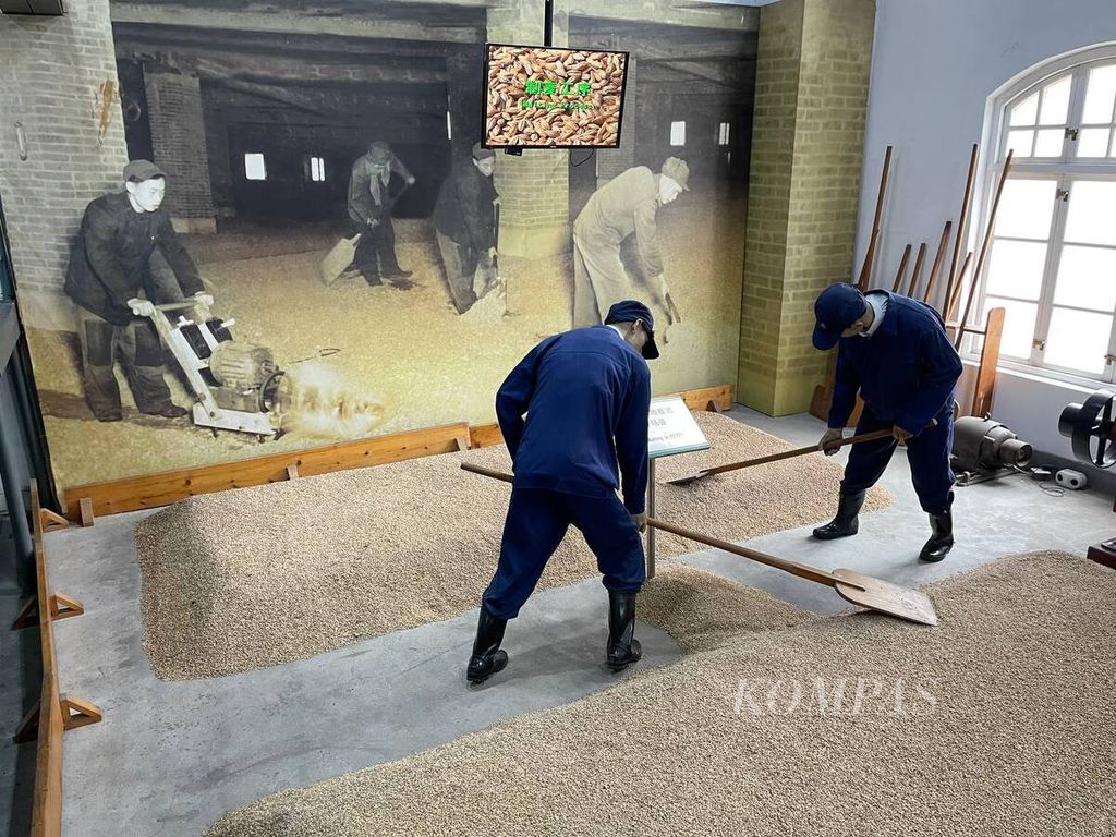 Diorama proses pembuatan bir yang ada di Museum Bir Tsingtao di kota Qingdao, Provinsi Shangdong, Jumat (5/8/2022).