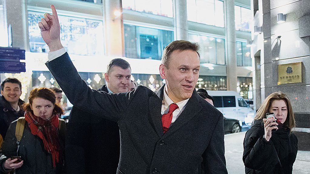 Pemimpin oposisi Rusia, Alexei Navalny, berjalan bersama pendukungnya, Senin (25/12), di Moskwa, setelah Komisi Pemilu Rusia menolak keikutsertaannya dalam pemilihan presiden tahun 2018. Navalny kemudian menyerukan agar pendukungnya memboikot pemilihan tersebut. 