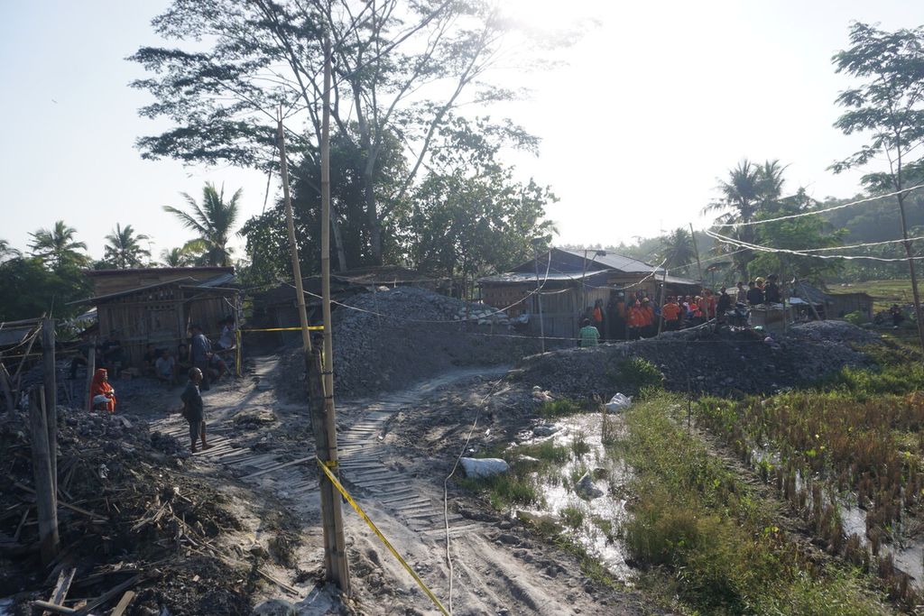 Suasana di lapak-lapak atau bangunan semipermanen tempat penambangan emas ilegal di Desa Pancurendang, Ajibarang, Banyumas, Jawa Tengah, Rabu (26/7/2023).