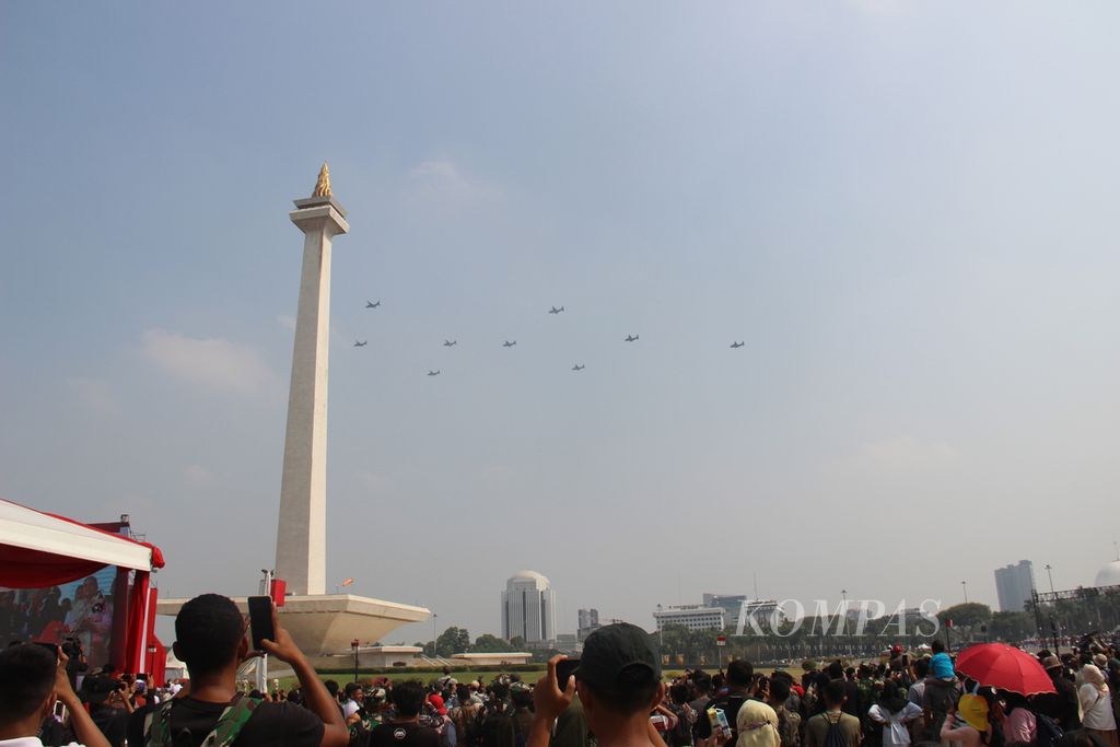 Masyarakat menyaksikan HUT Ke-78 TNI di Monas, Jakarta, Kamis (5/10/2023).