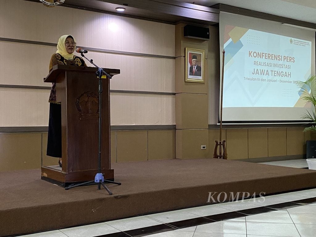 Head of the Central Java Investment Service, One Stop Integrated Services (DPMPTSP) Sakina Rosellasari in a press conference at her office, Friday (26/1/2024).