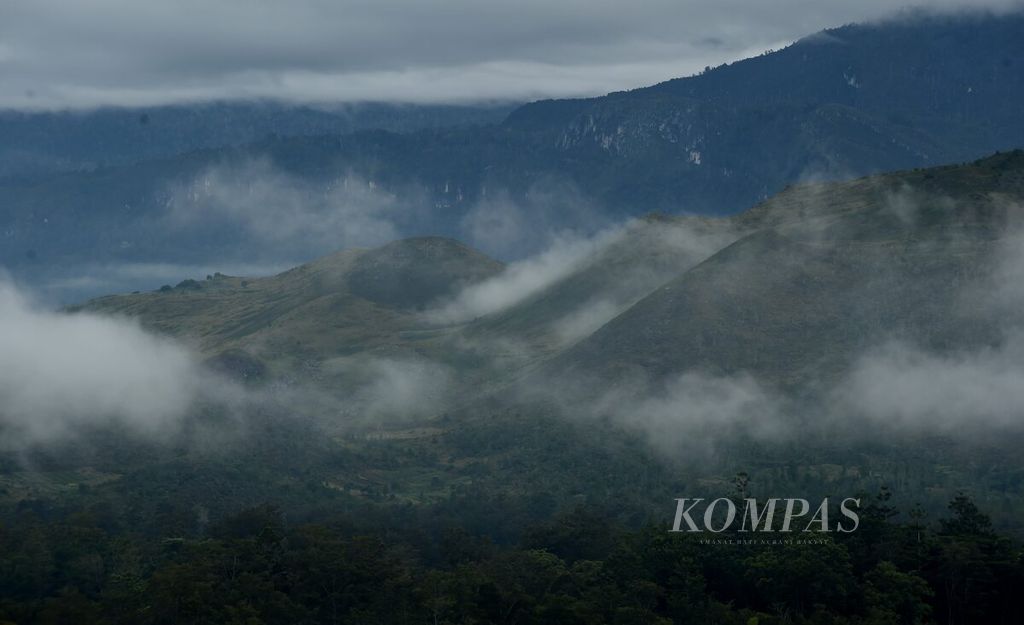 Pemandangan pegunungan yang diselimuti kabut dilihat dari Bukit Berdosa di Wamena, Kabupaten Jayawijaya, Papua, Sabtu (20/12/2021). 