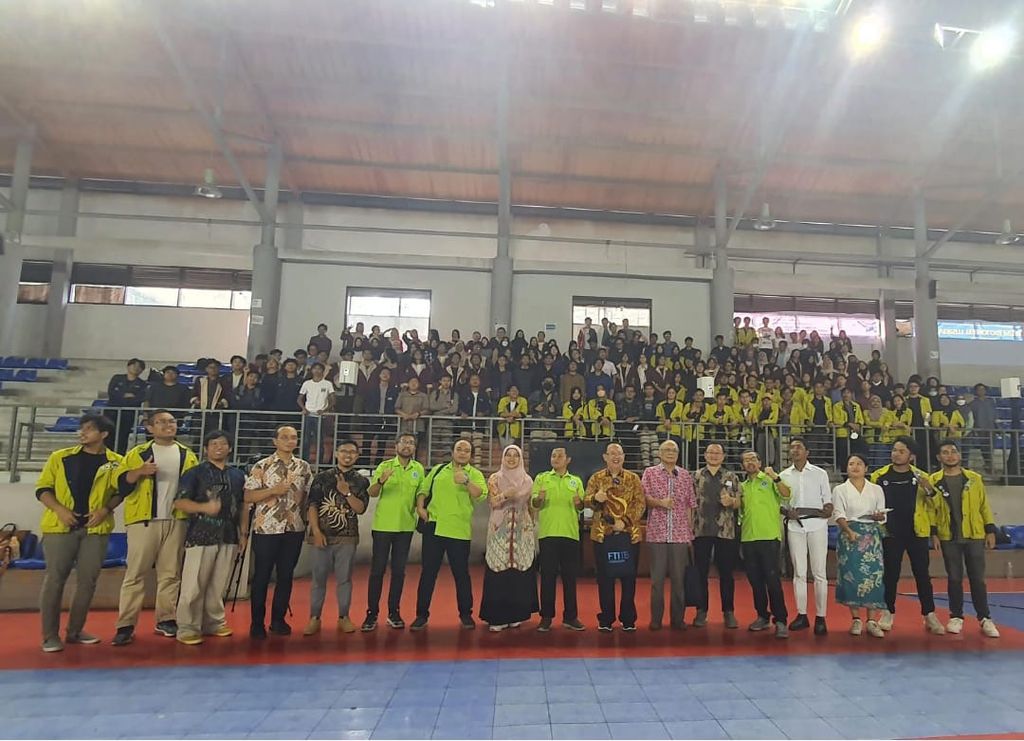 Instruktur <i>mindset</i> internasional, Djohan Yoga (ke-10 dari kiri), berfoto bersama dosen dan mahasiswa ITB di Jatinangor, Jawa Barat, usai menyampaikan materi <i>growth mindset</i>.