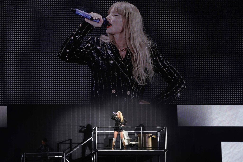 Penyanyi Taylor Swift tampil dalam konser Eras World Tour di Sydney, Australia, Jumat (23/2/2024). 