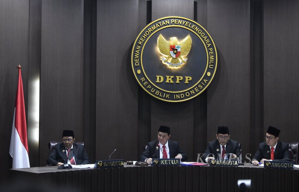 Ketua Dewan Kehormatan Penyelenggara Pemilu (DKPP) Heddy Lugito (kedua dari kiri) memimpin sidang pelanggaran kode etik penyelenggara pemilu dengan teradu Ketua KPU Hasyim Asy’ari di Jakarta, Senin (27/2/2023). 