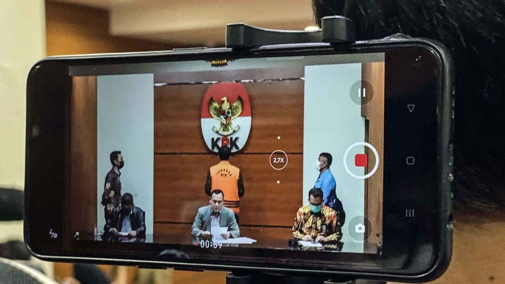 Ketua Komisi Pemberantasan Korupsi (KPK) Firli Bahuri (tengah) memberikan penjelasan terkait penahanan Wakil Ketua Dewan Perwakilan Rakyat (DPR) Azis Syamsuddin di Gedung Merah Putih KPK, Kuningan, Jakarta, Sabtu (25/9/2021) dini hari WIB. 