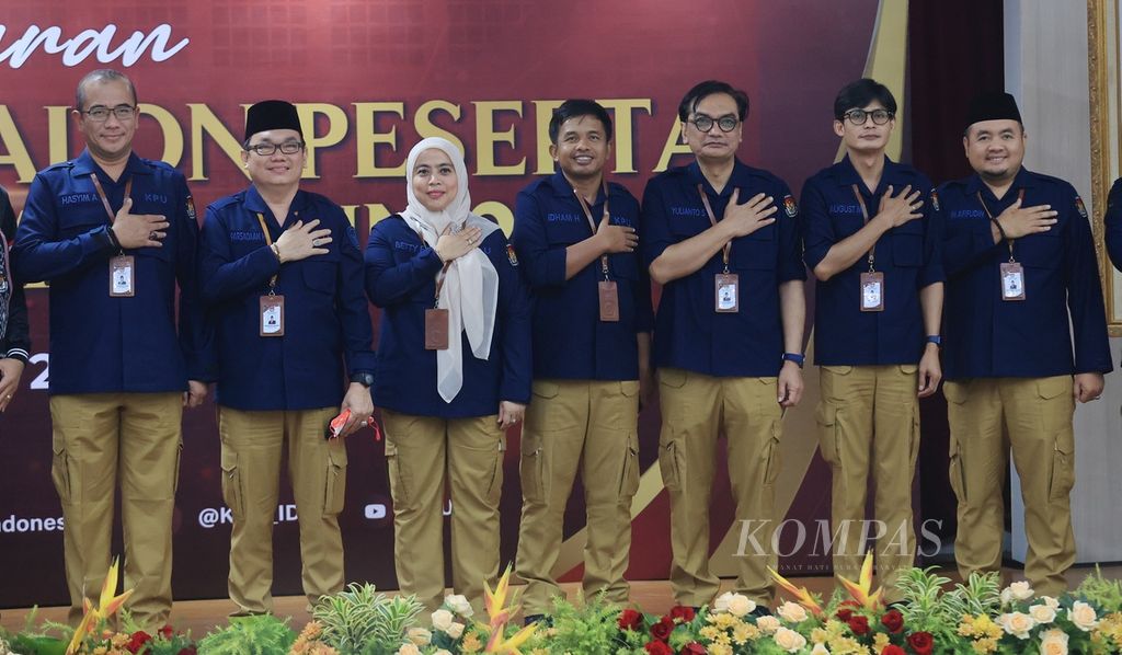 The Chairman of the General Elections Commission (KPU), Hasyim Asyari (left), accompanied by KPU members (left to right) Parsadaan Harahap, Betty Epsilon Idroos, Idham Holik, Yulianto Sudrajat, August Mellaz, and Mochamad Afifuddin pose during the registration of political parties as candidates for the 2024 elections at the KPU Building in Jakarta on Tuesday (2/8/2022).