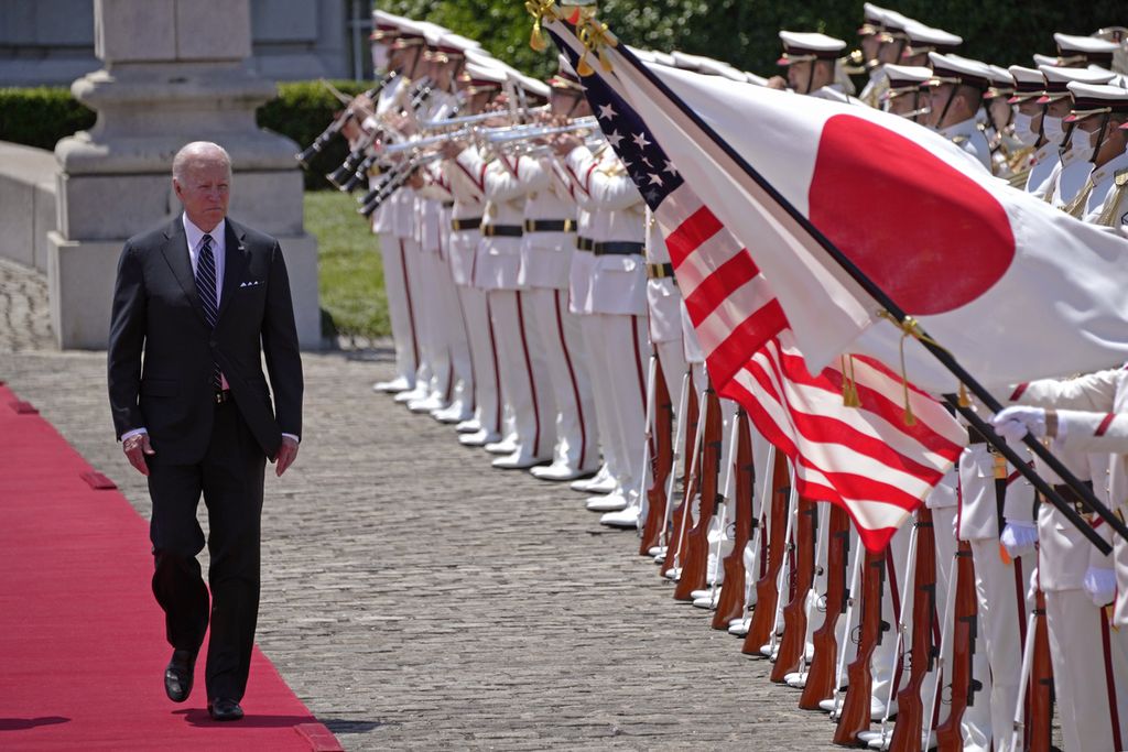 Presiden AS Joe Biden berjalan dalam upacara penghormatan penyambutan dalam kunjungannya ke Jepang di Istana Akasaka di Tokyo, Senin (23/5/2022). Biden dijadwalkan mengumumkan  