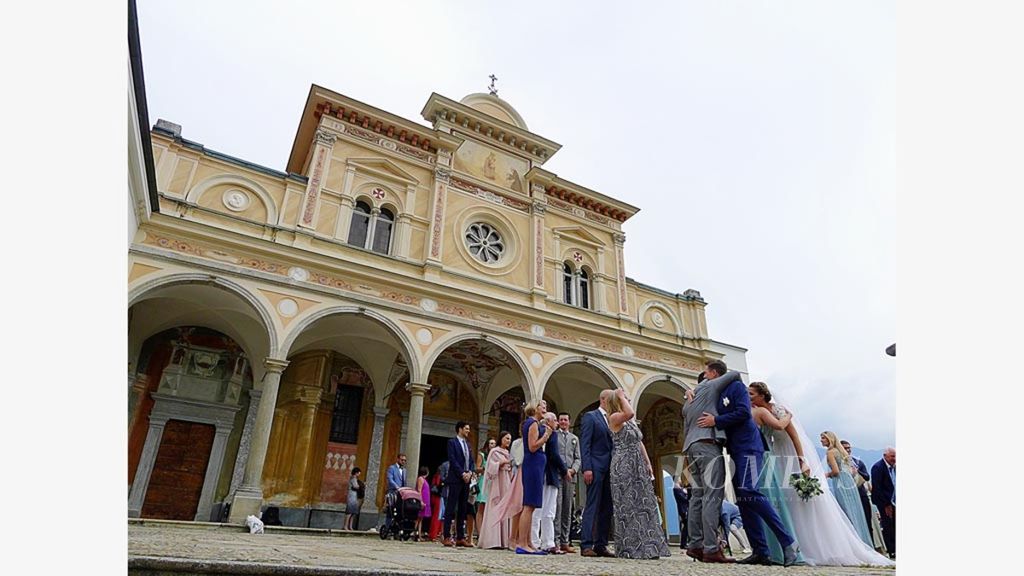 Pasangan pengantin menerima ucapan selamat di Madonna del Sasso.