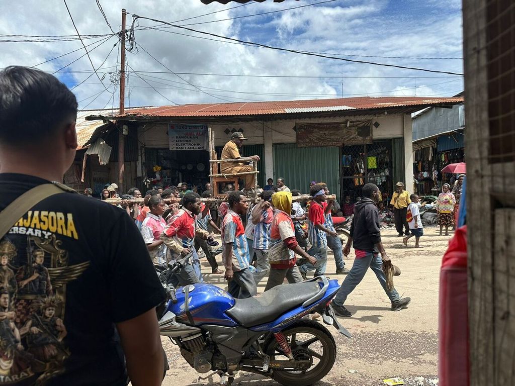 Graduation convoy of students wearing Morning Star attributes in Dogiyai Regency, Central Papua, Wednesday (6/5/2024).