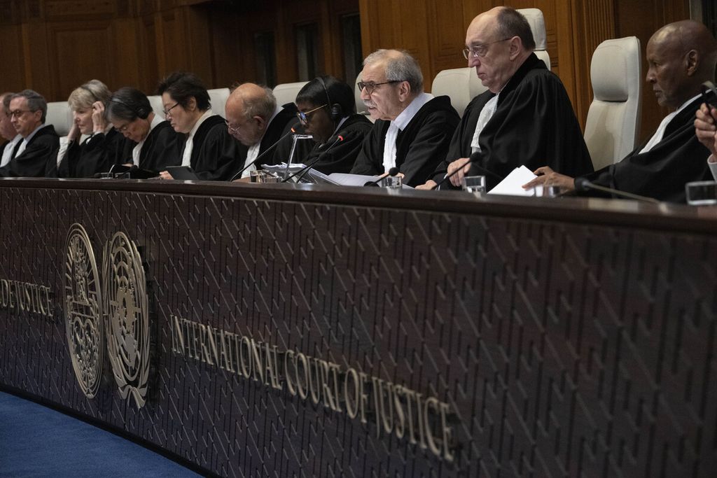 Hakim Nawaf Salam (tengah) memimpin persidangan Mahkamah Internasional di Den Haag, Belanda, 21 Februari 2024.