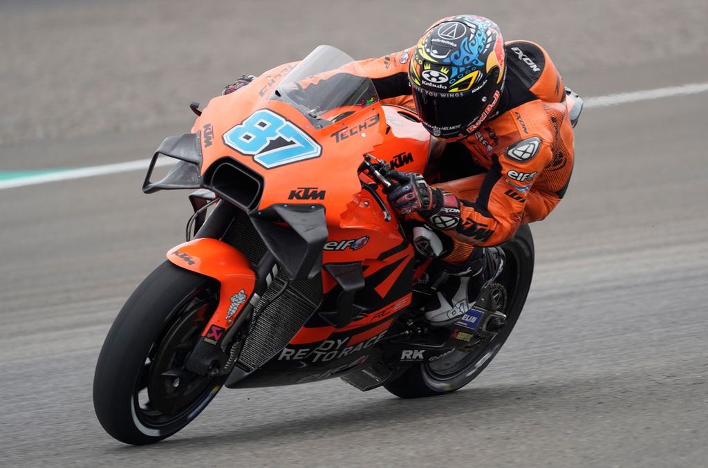 Penampilan pebalap Tech3 KTM Factory Racing, Remy Gardner, di salah satu tikungan Sirkuit Jalan Raya Pertamina Mandalika pada sesi sore tes pramusim MotoGP 2022, Jumat (11/02/2022). 