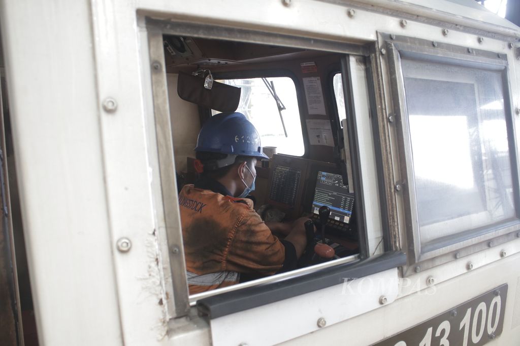 Petugas mengecek kondisi mesin salah satu lokomotif di Depo Lokomotif PT Kereta Api Indonesia Daerah Operasi 2 Bandung, Kecamatan Cicendo, Kota Bandung, Jawa Barat, Kamis (6/5/2021).